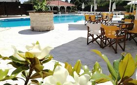 Leonidas Apartments And Suites